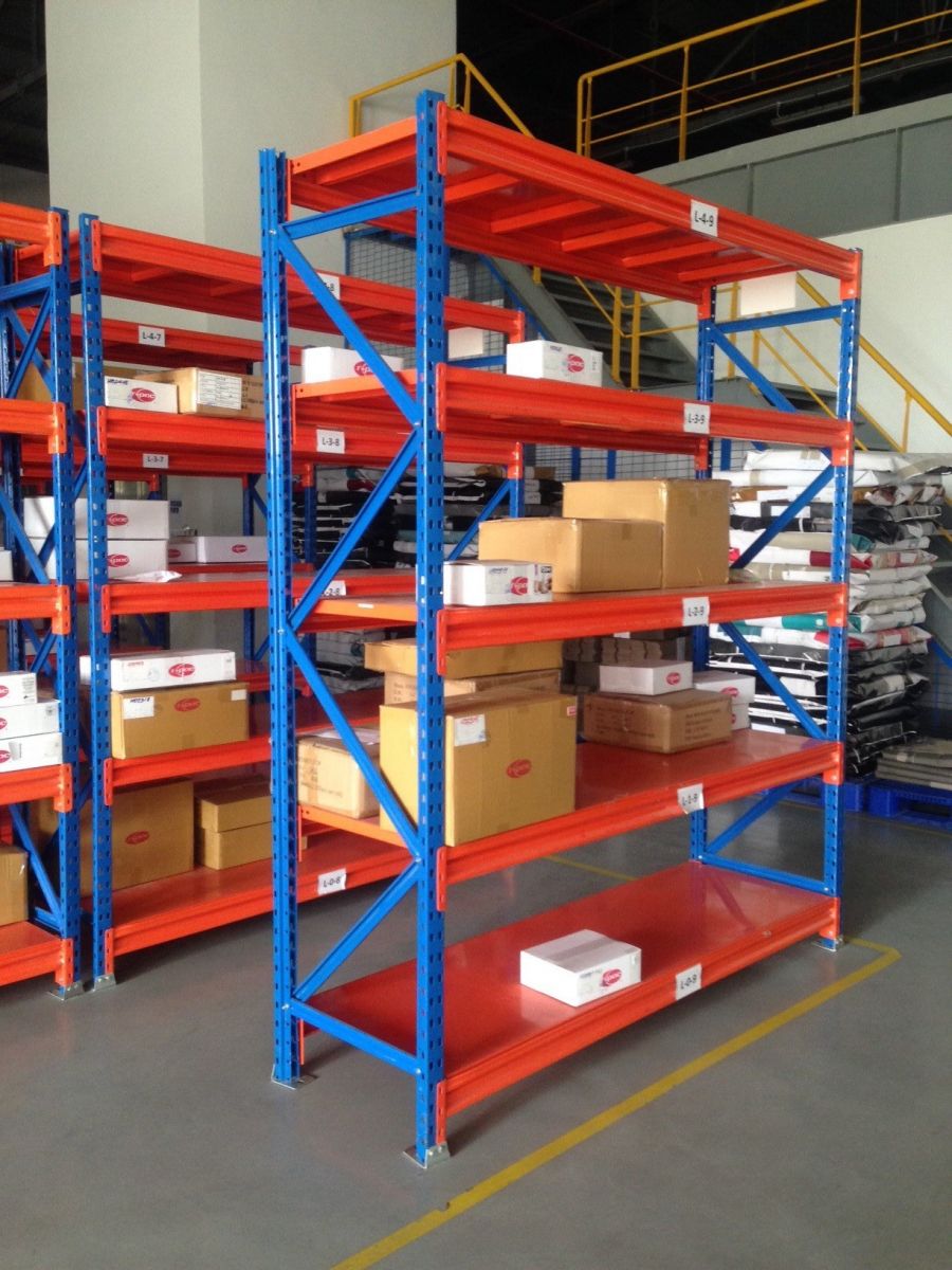 Medium-duty racks with loading capacity up to 300-1200kg/ per level are very suitable for small warehouses